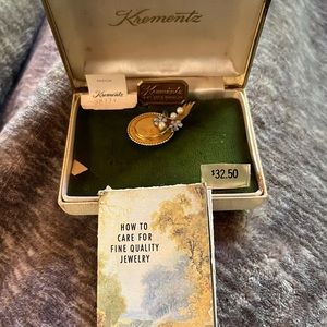 Krementz vintage “Forget Me Not” flower Hat brooch.